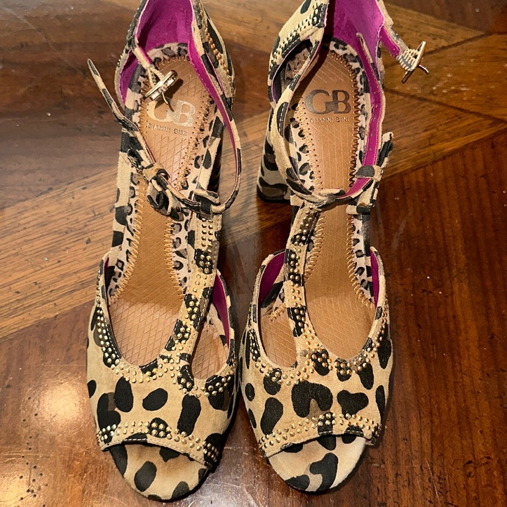Women’s Gianni Bini size 8 heels- leopard print with gold accent jewels